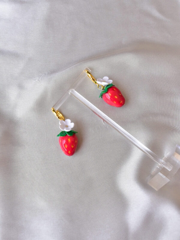 ⁦Strawberry Earrings⁩ - الصورة ⁦2⁩